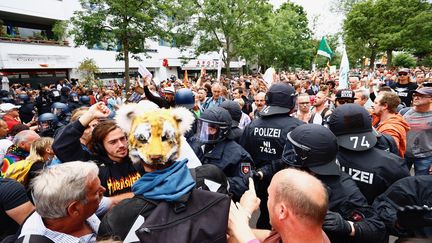 Des policiers&nbsp;face à des&nbsp;manifestants hostiles aux restrictions sanitaires, à Berlin, en Allemagne, le 1er août 2021. (ABDULHAMID HOSBAS / ANADOLU AGENCY / AFP)