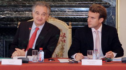 Jacques Attali alors président de la Commission pour la libération de la croissance française (CLCF), aux côtés d'Emmanuel Macron le rapporteur adjoint&nbsp;du CLCF,&nbsp;au Sénat, le 10 septembre 2007. (JACQUES DEMARTHON / AFP)