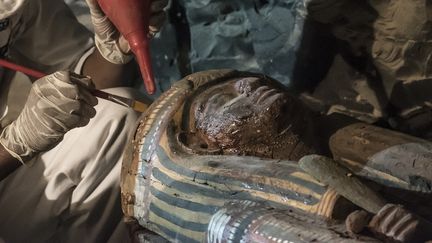 Le sarcophage en bois d'un orfèvre découvert en Egypte, sur la rive ouest de l'ancienne ville de Louxor. Photo datée du 9 septembre 2017.
 (Khaled Desouki / AFP)