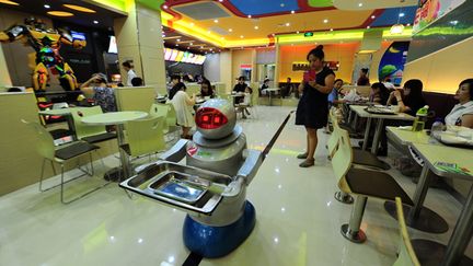 &nbsp; (© Maxppp - Des robots assurent le service dans ce restaurant chinois à Kunshan)