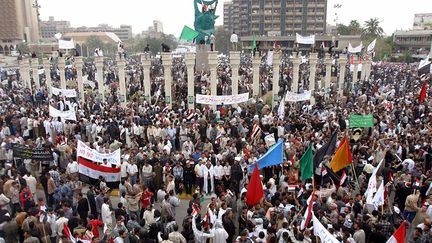 Le 9 avril 2005, des milliers d’Irakiens chiites, fidèles à Moqtada al-Sadr, iman et nouveau leader politique, manifestent sur la place Firdos, la place du Paradis à Bagdad. Ils réclament le départ des troupes américaines et le procès de l'ancien président Saddam Hussein. En 2003, les Etats-Unis mettent fin à la dictature du leader du parti Baas. Le 9 avril, ils entrent dans la capitale. Les soldats déboulonnent alors la statue de douze mètres de haut à l'effigie du raïs, dans une mise en scène digne d’Hollywood. Une sculpture abstraite, la Sculpture verte, symbolisant la liberté, prendra très vite sa place.
 
 (REUTERS / Ali Jasim RCS)