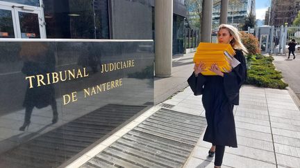 L'avocate Sarah Saldmann a déposé plusieurs&nbsp;plaintes contre Orpea au tribunal judiciaire de Nanterre, le 4 avril 2022. (DENIS COURTINE / MAXPPP)