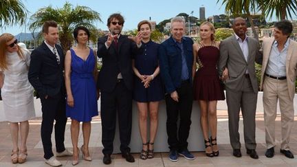 Avant de s&#039;enfermer pour de longues dans les salles, le Jury s&#039;expose au soleil
 (AFP PHOTO / ANNE-CHRISTINE POUJOULAT)