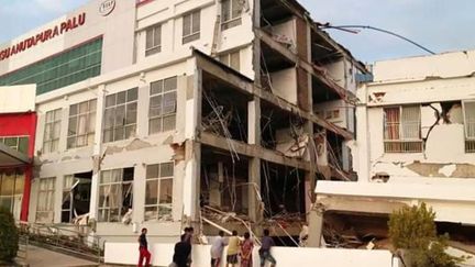 La façade de cet hôpital de Palu a subi de lourds dégâts après le séisme. Selon un porte-parole de l'agence de gestion des catastrophes, de nombreux bâtiments ont été détruits.&nbsp; (ANTARA FOTO AGENCY / REUTERS)