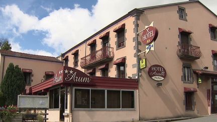 Dans le Puy-de-Dôme, la patronne d'un hôtel-restaurant cherche deux cuisiniers depuis des mois, en vain.&nbsp; (CAPTURE ECRAN FRANCE 3)