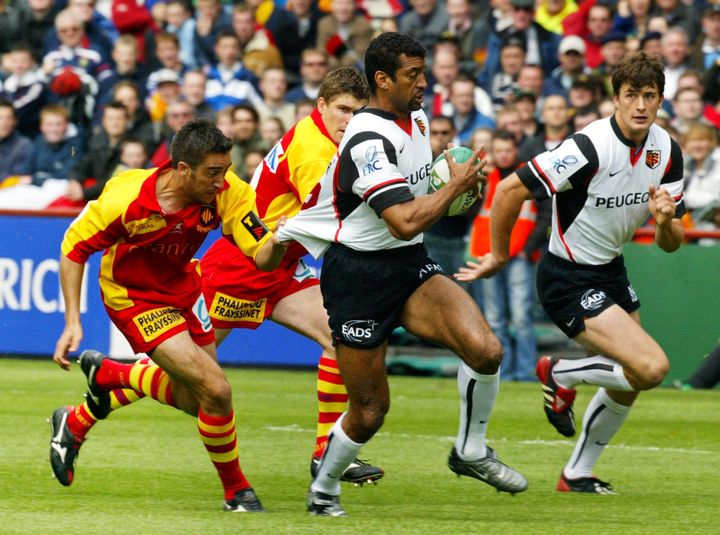 Emile Ntamack et les Toulousains remportent un deuxième titre en Coupe d'Europe contre Perpignan, le 24 mai 2003, à Lansdowne Road en Irlande. (PASCAL PAVANI / AFP)