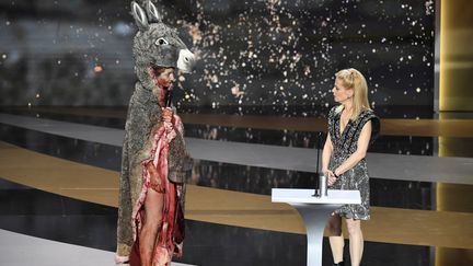 Passage de l'actrice Corinne Masiero déguisée en "Peau d'Ane"&nbsp;aux cotés de Marina Fois, actrice et maîtresse de cérémonie de la 46e édition des César. (BERTRAND GUAY / AFP)