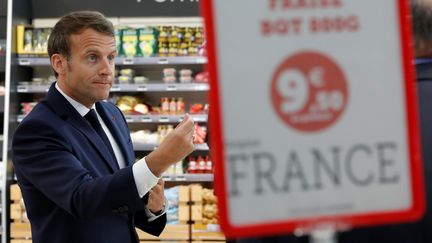 Emmanuel Macron lors d'un déplacement en Bretagne, mercredi 22 avril, à Saint-Pol-de-Léon (Finistère). (STEPHANE MAHE / AFP)