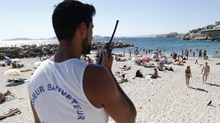 Un nageur-sauveteur&nbsp;à la Plage du Prophète de Marseille. (VALLAURI NICOLAS / MAXPPP)