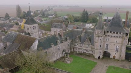 S'il n'est pas aussi connu que ses célèbres voisins, le château de Talcy, dans le Loir-et-Cher, vaut le détour. Il a abrité de grands personnages historiques, et a conservé un décor intact qui fait voyager les visiteurs dans le temps.