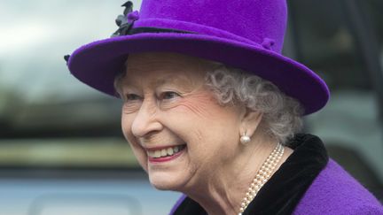 La reine Elizabeth II&nbsp;visite la cath&eacute;drale de Southwark&nbsp;&agrave; Londres&nbsp;(Grande-Bretagne), le 21 novembre 2013. (PAUL GROVER / AFP)