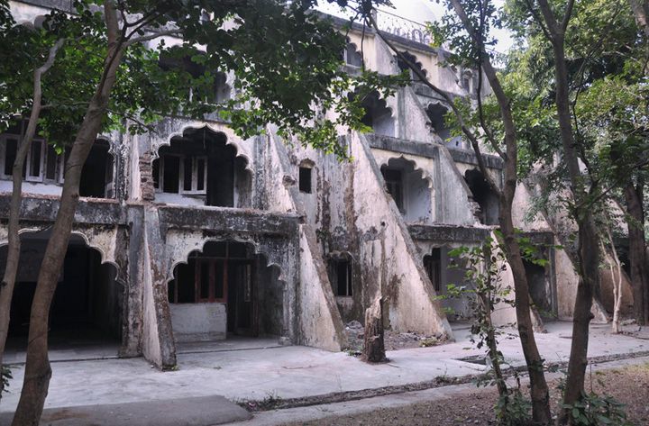 Des logements de l'ancien ashram abandonné durant des années (8 décembre 2015)
 (STF / AFP)