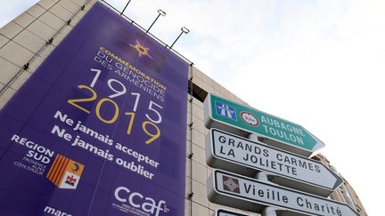 Une bâche commémorative installée sur la façade de l'Hôtel de Région, à Marseille, le 12 avril 2019. (VAL?RIE VREL / MAXPPP)