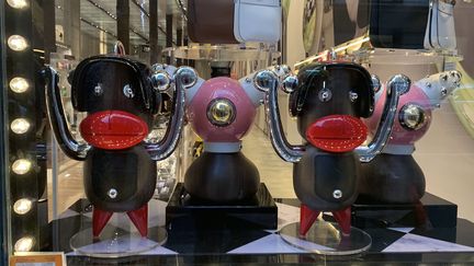 Les produits jugés racistes en vitrine du magasin Prada de Soho, à New-York.
 (Chinyere Ezie)