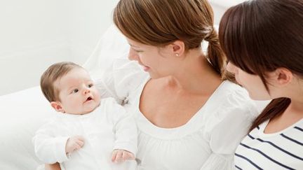 L'amendement PS sur la procr&eacute;ation m&eacute;dicalement assist&eacute;e (PMA) sera finalement exclu du projet de loi ouvrant le mariage aux couples de m&ecirc;me sexe. (DANIEL PANGBOURNE C / IMAGE SOURCE / GETTY)