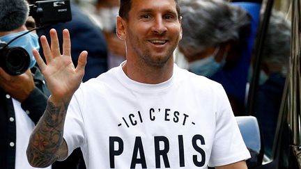 Lionel Messi tout sourire à son arrivée à Paris, le 10 août 2021. (SAMEER AL-DOUMY / AFP)