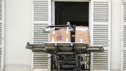 Des cartons posés sur un monte meuble à la fenetre d un appartement à Neuilly dans les Hauts-de-Seine, le 12 Mai 2020 (photo d'illustration). (BRUNO LEVESQUE / MAXPPP)