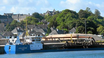 Après sa deuxième extraction de sable en baie de Lannion, le sablier Côtes de Bretagne a déchargé sa cargaison au port de Tréguier, le 9 septembre 2016. (MAXPPP)