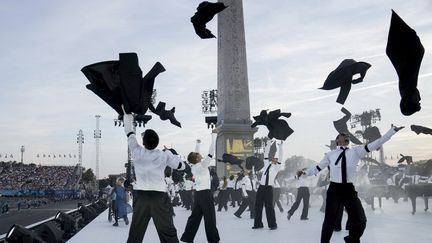 Au rythme de la mélodie proposée par le musicien canadien Chilly Gonzales, des danseurs valides et en situation de handicap ont interprété "Discorde" sur la scène de la Concorde. (THIBAULT CAMUS / POOL)