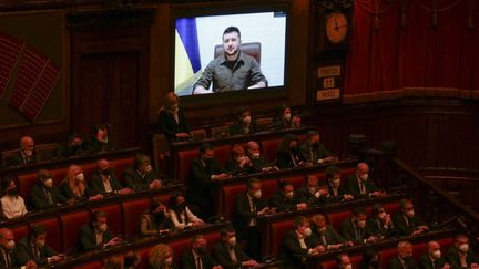 Le président ukrainien Volodymyr Zelensky en visioconférence avec le Parlement italien, le 22 mars 2022 à Rome. (REMO CASILLI / AFP)