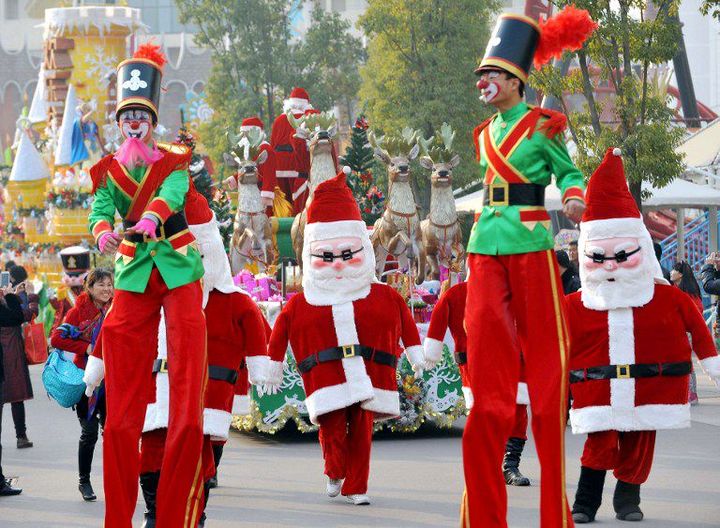 La parade de Noël dans le parc d'attractions chinois, «Happy Valley».  (Miao jian / Imaginechina)