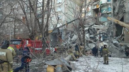 Des secours recherchent des survivants après une explosion dans un immeuble résidentiel à Magnitogorsk (Russie), le 31 décembre 2018. (REUTERS)