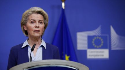 La présidente de la Commission européenne, Ursula von der Leyen, à Bruxelles, le 22 février 2022. (JOHANNA GERON / POOL / AFP)