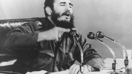 Le Premier ministre cubain Fidel Castro donne une conf&eacute;rence de presse le 1er octobre 1971 &agrave; Cuba. (HULTON ARCHIVE / GETTY IMAGES)