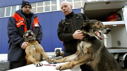 Une équipe de secours Hollandaise et leurs chiens à l'aéroport Eindhoven avant leur départ pour Haïti le 14 janvier 2010 (AFP. E. Oudenaarden)