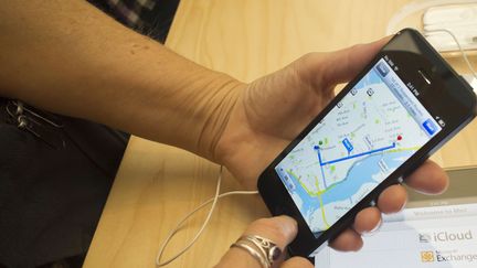 Une utilisatrice de l'iPhone 5 utilise le logiciel Apple Maps, le 22 septembre 2012.&nbsp; (RICHARD B. LEVINE/SIPA )