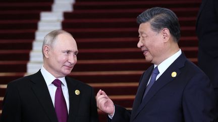 Les présidents russe et chinois, Vladimir Poutine et Xi Jinping, le 17 octobre 2023, lors d'une rencontre à Pékin (Chine). (SERGEI SAVOSTYANOV / AFP)