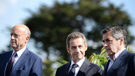 Alain Juppé, Nicolas Sarkozy et François Fillon, le 5 septembre 2015, lors de l'université d'été du parti Les&nbsp;Républicains à La Baule (Loire-Atlantique). (JEAN-SEBASTIEN EVRARD / AFP)