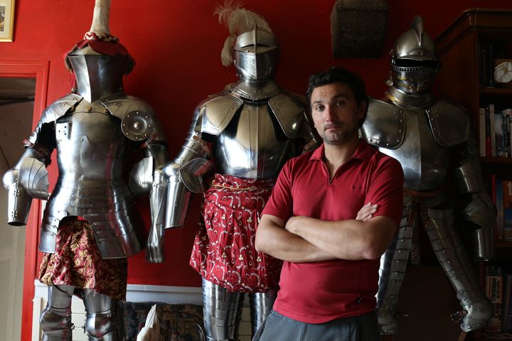 Micha&euml;l Sadde devant ses reproductions d'armures m&eacute;di&eacute;vales, le 9 juin 2015, &agrave;&nbsp;Sainte-Gemmes-le-Robert (Mayenne). (BENOIT ZAGDOUN / FRANCETV INFO)