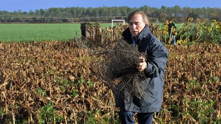 Allain Bougrain Dubourg, président de la Ligue de Protection des Oiseaux, le 11 novembre 2010 à Carcen-Ponson, dans les Landes. (PIERRE ANDRIEU / AFP)