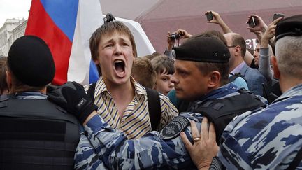 Un jeune manifestant face aux policiers à Moscou, le 12 juin 2017&nbsp; (ALEXANDER ZEMLIANICHENKO / AP / SIPA)