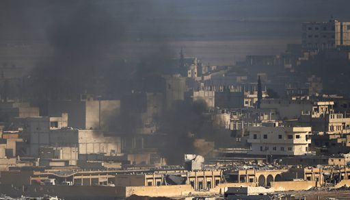 Nuage de fumée au-dessus de la vile de Kobané (nord de la Syrie), à la frontière avec la Turquie, au cours des violents combats entre les peshmergas kurdes et les combattants de l'organisation djihadiste Daesh le 27 octobre 2014. (Reuters - Yannis Behrakis)