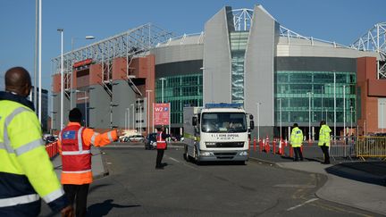 Un camion de démineurs quitte le stade Old Trafford, à Manchester (Royaume-Uni), après une alerte à la bombe, le 15 mai 2016. (OLI SCARFF / AFP)