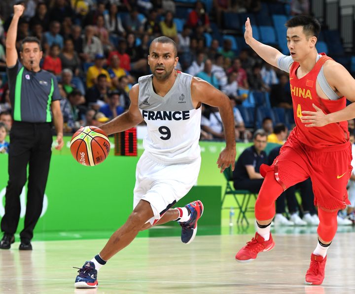 La France affronte la Chine aux Jeux olympiques de Rio (Brésil), le 8 août 2016. (MARK RALSTON / AFP)