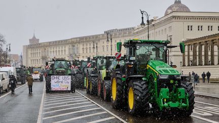 Des agriculteurs se mobilisent contre la fin annoncée de certaines subventions et d'avantages fiscaux, le 15 janvier 2024 à Berlin (Allemagne). (SNAPSHOT-PHOTOGRAPHY / F BOILLOT / SHUTTERSTOCK / SIPA)