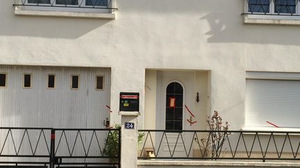 Devant le pavillon de la famille portée disparue, à Orvault (Loire-Atlantique), le 24 février 2017.&nbsp; (MAXPPP)