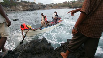 Migrants comoriens quittant l'île d'Anjouan pour tenter de gagner l'île française de Mayotte (archives). L'île de La Réunion voit débarquer sur ses côtes depuis le début de l'année des migrants Sri Lankais.&nbsp; (RICHARD BOUHET / AFP)