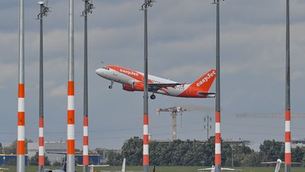 Un avion EasyJet à l'aéroport Willy-Brandt, à Berlin (Allemagne), le 6 octobre 2020. (PATRICK PLEUL / DPA-ZENTRALBILD / AFP)