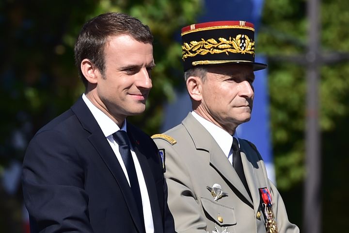 Emmanuel Macron aux côtés du général Pierre de Villiers lors du défilé du 14-Juillet, à Paris, le 14 juillet 2017. (CHRISTOPHE ARCHAMBAULT / AFP)