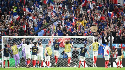 L'équipe de France célèbre sa première victoire dans le Mondial avec ses supporters, le 22 novembre 2022, après avoir battu l'Australie (4-1). (KEN SATOMI / AFP)