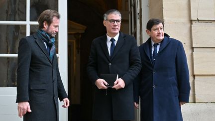 Les socialistes Boris Vallaud, Olivier Faure et Patrick Kanner arrivent à un rendez-vous avec François Bayrou à Matignon, à Paris, le 16 décembre 2024. (LOU BENOIST / AFP)