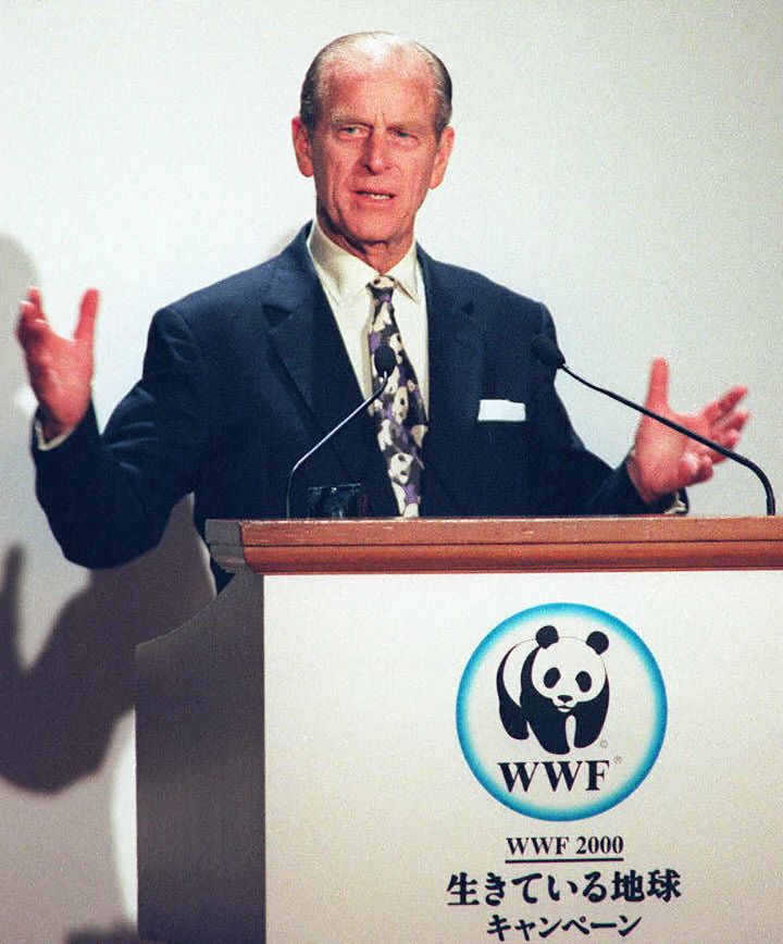 Le prince Philip, alors président du Fonds mondial pour la nature (WWF), tient un discours à l'occasion d'un dîner de charité organisé par WWF Japon, dans un hôtel de Tokyo, le 13 mars 1997. (KAZUHIRO NOGI / AFP)