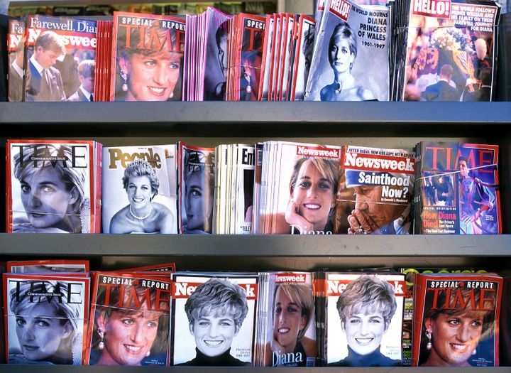 Un porte-revues rempli de magazines avec la Princesse Diana (WWW.ALAMY.COM)