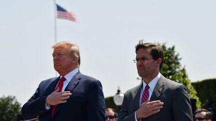 Donald Trump et Mark Esper lors d'une cérémonie pour la nomination de ce dernier au poste de Secrétaire d'Etat à la Défense, au Pentagone à Washington, le 25 juillet 2019 (NICHOLAS KAMM / AFP)