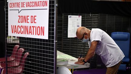 "Pour atteindre cette immunité collective, il faudra atteindre 90% de vaccination et le seul moyen, c'est de la rendre obligatoire", souligne&nbsp;Philippe Amouyel. (FRED TANNEAU / AFP)