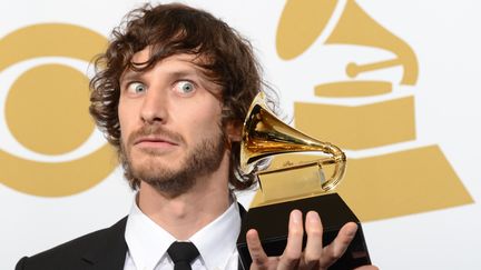 Gotye pose avec son Grammy Award &agrave; Los Angeles (Californie, Etats-Unis), le 10 f&eacute;vrier 2013. (ROBYN BECK / AFP)